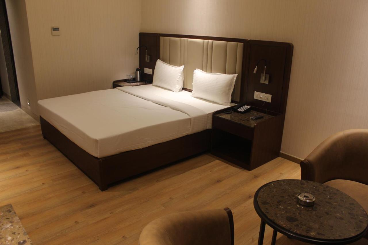 Hotel Rajhans Abhinandan Bhopal Esterno foto